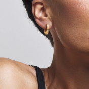 Csuklós fülbevaló sebészeti acélból, texturált mintával