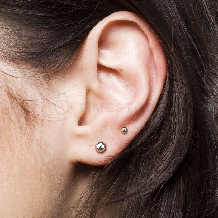 Titanové kuličkové náušnice s lesklým povrchem